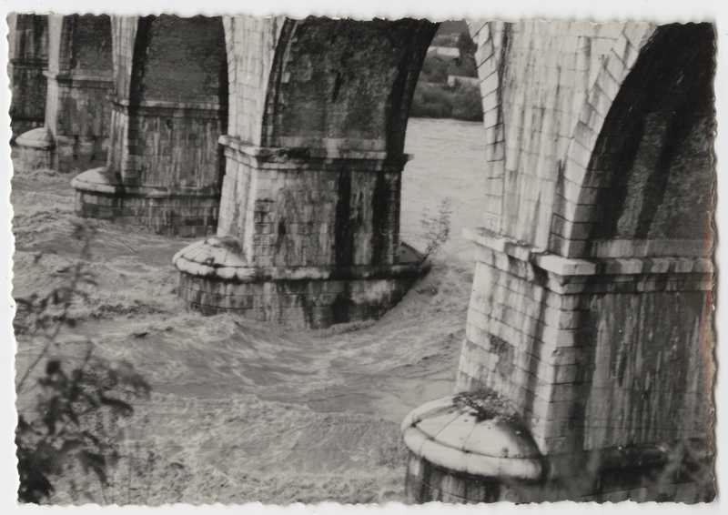 Fiume Isonzo in piena, Gorizia. Veduta in dettaglio dei piloni del ponte ferroviario